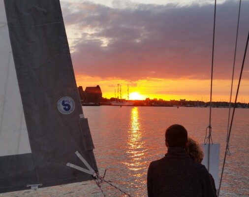 Sunset Sailing – Entspannte Abendfahrt mit Blick auf Stralsund von SY AHAB - Meer erleben