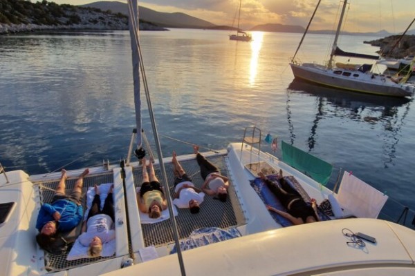 8 Tage Yoga Urlaub an Board einer Segelyacht in Sardinien und Korsika von sailwithus