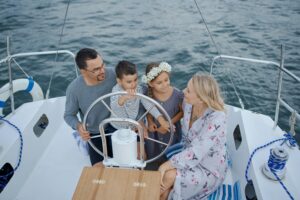 Familie mit Kinder beim Segeln